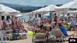 Туристи на плаж в Китен