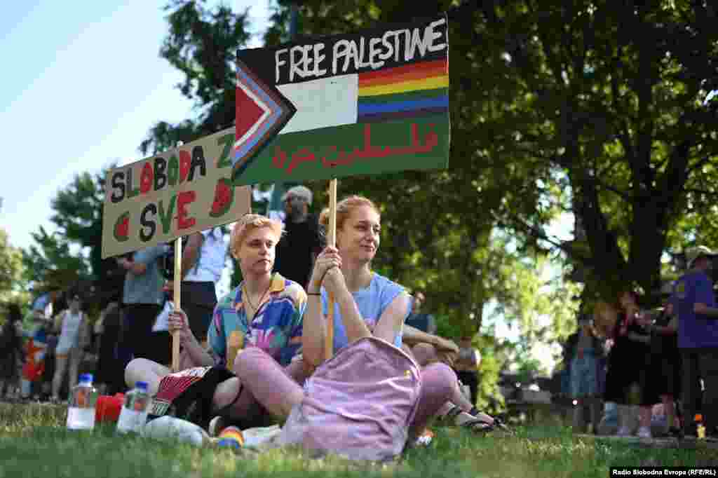 "Slobodna Palestina" i poruke na arapskom na Paradi ponosa.