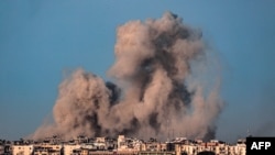  Dok posrednici u ratu Izraela i Hamasa traže način za prekid vatre, Izrael nastavlja ofanzivu u Pojasu Gaze. Dim iznad grada Kan Junisa posle izraelskog bombardovanja, 22. februar 2024. 