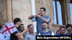 Зураб Махарадзе, (в центре) один из лидеров партии «Консерваторы за Грузию», устраивал антиевропейские акции протеста, сжигал флаги ЕС, 05.07.2021