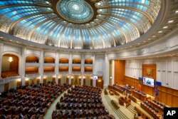 Noua organigramă propusă de Bolojan i-ar elimina, spune el, pe mulți dintre cei angajați politic sau prin nepotism.