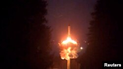 Кадър от видеоклип, публикуван от руското министерство на отбраната, показва междуконтинентална балистична ракета "Ярс", изстреляна тестово на космодрума Плесецк на 25 октомври.