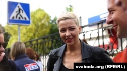 По думи на очевидец опозиционната лидерка Мария Калесникова е била завлечена от мъже в цивилни дрехи в минибус . От полицията в Минск отричат тя да е била задържана, а вътрешното министерство на Беларус отказа коментар по случая