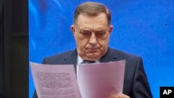 Predsednik Republike Srpske MIlorad Dodik čita sudsku presudu, 26. februar 2025.
