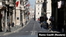 O stradă aproape pustie la Roma, 23 martie 2020