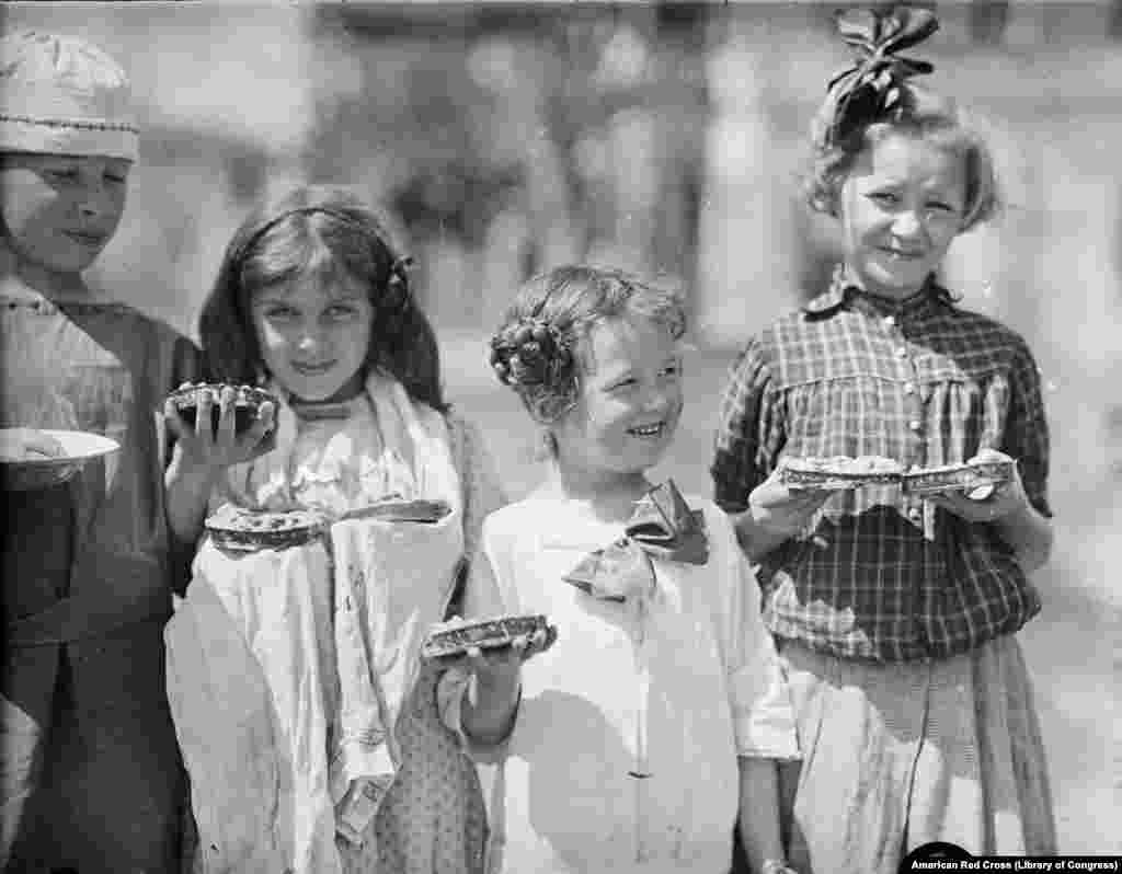 რუსი ლტოლვილი ბავშვები, რომლებიც 1920-ში გაიქცნენ&nbsp; თურქეთში. რუსეთის ელიტას ბოლშევიკები უწოდებდნენ &bdquo;ყოფილებს&ldquo; (&laquo;Бывшие&ldquo;,&laquo;Бывшие люди&raquo;)&nbsp; და ამ ხალხს კარგს არაფერს უქადდა მომავალი ქვეყანაში, სადაც სულ უფრო მეტ ძალაუფლებას იხვეჭდნენ ბოლშევიკები.&nbsp; 