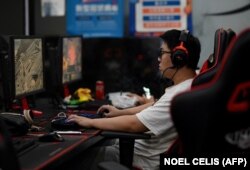 Një person duke luajtur online në Pekin të Kinës më 31 gusht 2021, teksa autoritet njoftuan për kufizimet që do të vendosin ndaj të miturve sa i përket kohës që mund të kalojnë duke luajtur video-lojëra.