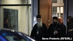 Mitropolit Amfilohije izlazi iz zgrade Vlade Crne Gore u Podgorici, nakon razgovora sa premijerom Duškom Markovićem, veče pred usvajanje Zakona o slobodi vjeroispovijesti: 26. decembar 2019.