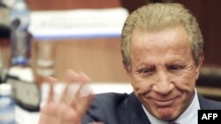 Bedžet Pacoli pozdravlja članove skupštine nakon što je izabran za predsednika, februar 2011.