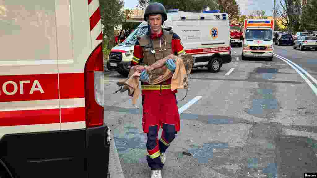 Harkiv, amely Ukrajna északkeleti részén, az orosz határ közelében fekszik, a háború kezdete óta rendszeresen orosz drón- és rakétatámadások célpontja. Egy mentős, karjában egy gyermekkel az orosz dróncsapás után, augusztus 18-án