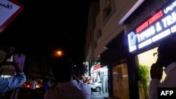 Ljudi na ulicama Dohe snimaju projektile koje je Iran lansirao na američklu bazu u Kataru, 23. jun 2025.