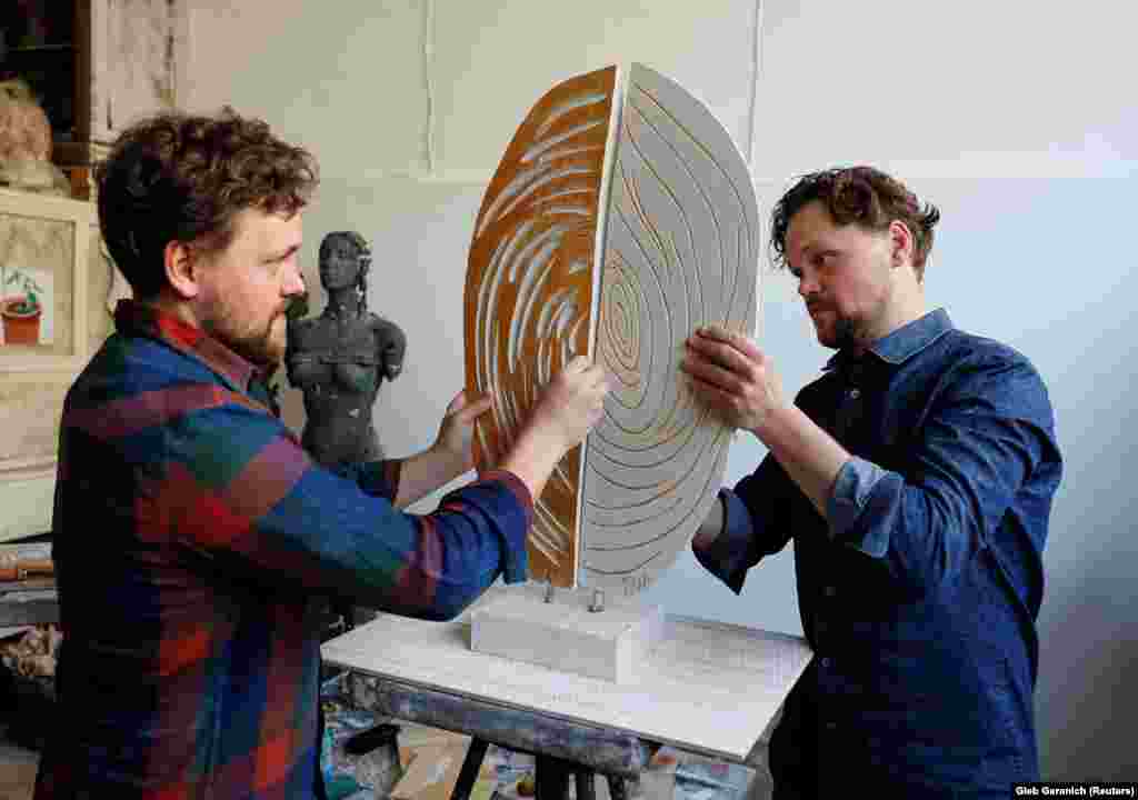 Braća Zigur pokazuju svojoj onlajn publici umetninu &quot;Otisak&quot;. Komad je prodat za 500 dolara. Pobednik aukcije je, za Rojters, rekao da je lepo što su se ukrajinski umetnici setili da pokrenu takvu inicijativu tokom teških vremena. &quot;Zato sam odlučio da ih pdoržim&quot;, rekao je kupac.&nbsp; &nbsp;