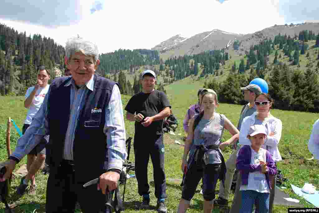 ​Собрав присутствующих в круг, Мэлс Елеусизов предложил в&nbsp;ближайшее время еще раз собраться на Кокжайляу, чтобы&nbsp;написать письмо властям страны в Астану. Он также предложил начать строить в ущелье &laquo;духовный храм&raquo; (он пояснил, что это не связано с религией)&nbsp;из деревьев, поваленных ураганом в 2011 году. Он пригласил уже на следующий&nbsp;выходной прийти сюда с рабочими инструментами (топорами, пилами и&nbsp;другими). Эта идея была встречена со скепсисом.