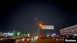 Rakéták nyomai az égbolton Doha felett, miután Irán megtámadott egy amerikai légibázist Katarban 2025. június 23-án