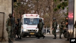 Hitna pomoć napušta zatvor Litoral nakon pobune u zatvoru u Guayaquilu, Ekvador, u srijedu, 29. septembra 2021. 