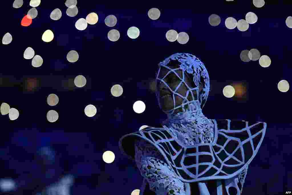 Танцор на церемонии закрытия олимпийских игр в Рио