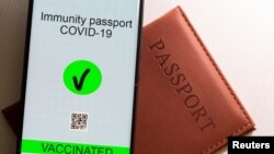 Илустрација - „Имунизацискиот пасош“ на мобилен телефон