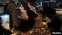 Oamenii protestează cerând eliberarea tuturor ostaticilor israelieni și încetarea războiului din Gaza, la Tel Aviv, duminică, 17 august 2025.