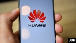 Logoja e kompanisë Huawei në një telefonave të kësaj kompanie.