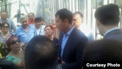 Ипотечники разговаривают с представителем банка. Алматы, 8 июля 2015 года.