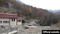 Изведбени работи на Тресонечка река за хидро-електрана Тресонче во 2013 година. Извор „Фронт 21/42.“