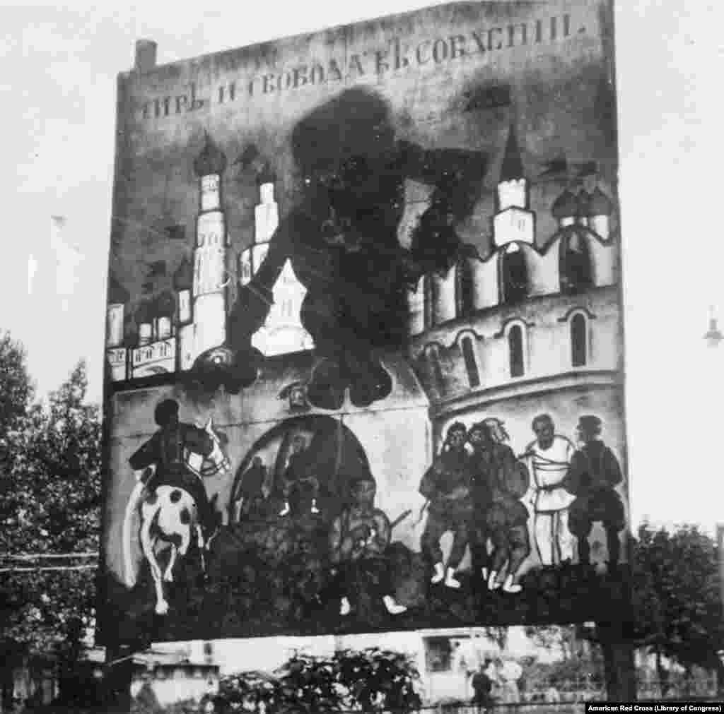 თეთრი არმიის პროპაგანდისტული პლაკატი ხარკოვში. პლაკატზე გამოსახულია ჩლიქებიანი ლეო ტროცკი, ბოლშევიკების არმიის სარდალი. თეთრების ერთ-ერთი გენერალი რუსებს მოუწოდებდა გაენადგურებინათ &bdquo;ბოროტი ძალა, ებრაელი კომუნისტების გულში&ldquo; დასადგურებული. 