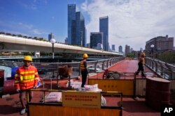 Lucrări de infrastructură la Shanghai, cu zgârie-nori în fundal, în octombrie 2024. China ține să se prezinte în străinătate ca o țară dinamică, cu politici pragmatice, bazate în primul rând pe interese economice.