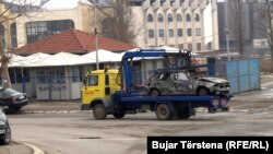 Pauk služba odvozi automobil koji je pronađen zapaljen posle ubistva Olivera Ivanovića u blizini njegove kancelarije u Severnoj Mitrovici.