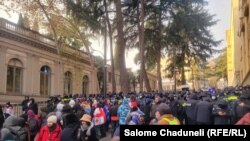 პოლიცა და დემონსტრანტები 9 აპრილის ქუჩაზე