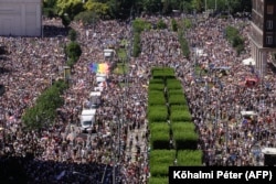 Gyülekezés a Városháza park környékén