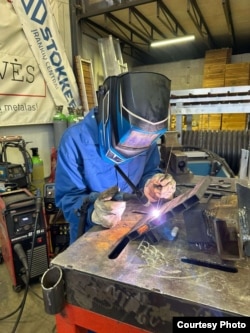 Julija Dalidovics munka közben