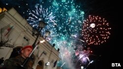 Войник стои пред сградата на Народното събрание по време на тържествената церемония по отбелязване на националния празник на България - 147-годишнината от Освобождението, 3 март 2025 г.