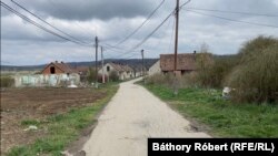 Ahol történt már előzőleg haláleset, vagy családok betegedtek meg, ott nyitottabbak voltak az emberek a regisztrációra. Domony, 2021. április 20-án