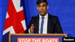 Britanski premijer Rishi Sunak govori na konferenciji za novinare u Downing Streetu u Londonu, Britanija, 22. aprila 2024. 