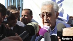 Медијаторот на Обединетите нации и Арапската лига Лахдар Брахими. 