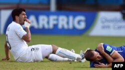 Луис Суарес (слева) и укушенный им итальянец Кьеллини