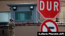 Илустрација - Вооружен стражар пред истанбулскиот затворски комплекс „Алиага“