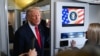 Президент США Дональд Трамп разговаривает с журналистами на борту самолета Air Force One, 31 октября 2025 года