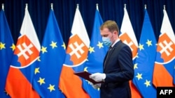 Премиерът на Словакия Игор Матович ще размени поста си с министъра на финансите Едуард Хегер