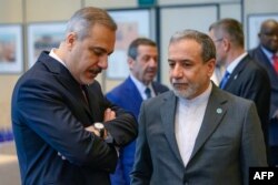 Ministri i Jashtëm turk, Hakan Fidan, dhe ai iranian, Abbas Araghchi.