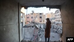 Палестинец гледа во зграда уништена при израелски воздушен напад во централниот дел на Појасот Газа на 1 декември 2024 година, среде тековната војна меѓу Израел и милитантите на Хамас.