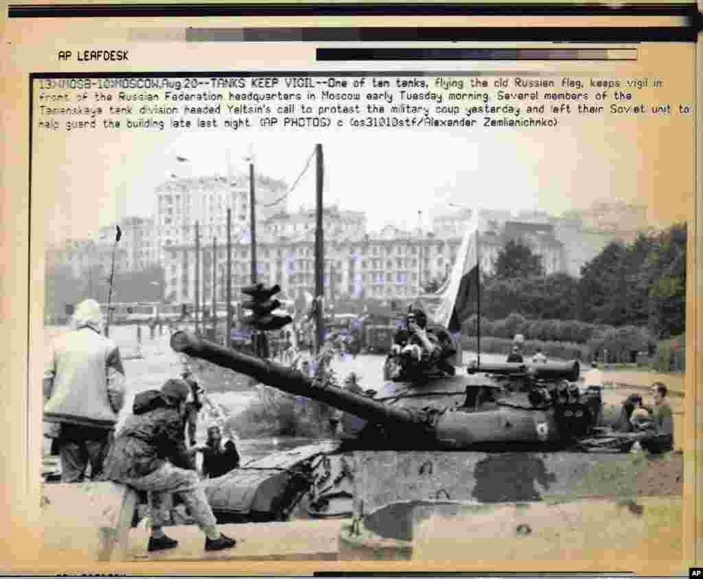 Vojnici tenkovske divizije Tamanskaja pokušavaju da zaštite demonstrante koji su protiv puča 20. avgusta 