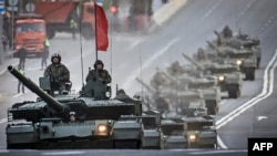 რუსული ტანკები T-90M აღლუმის რეპეტიციაზე მოსკოვში 