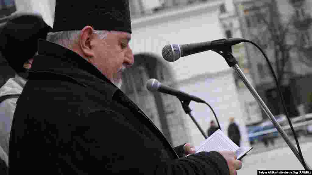 Священик прочитав поминальний молебень за загиблими на сході України