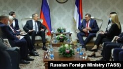 Lavrov i Dodik u Istočnom Sarajevu, kada je poklonjena ikona. Ovaj susret, na kojem nije bilo zastave BiH, bio je povod da članovi Predsjedništva BiH Šefik Džaferović i Željko Komšić odbiju susret s Lavrovim, zbog, kako su naveli „nepoštivanja svih simbola i institucija BiH".