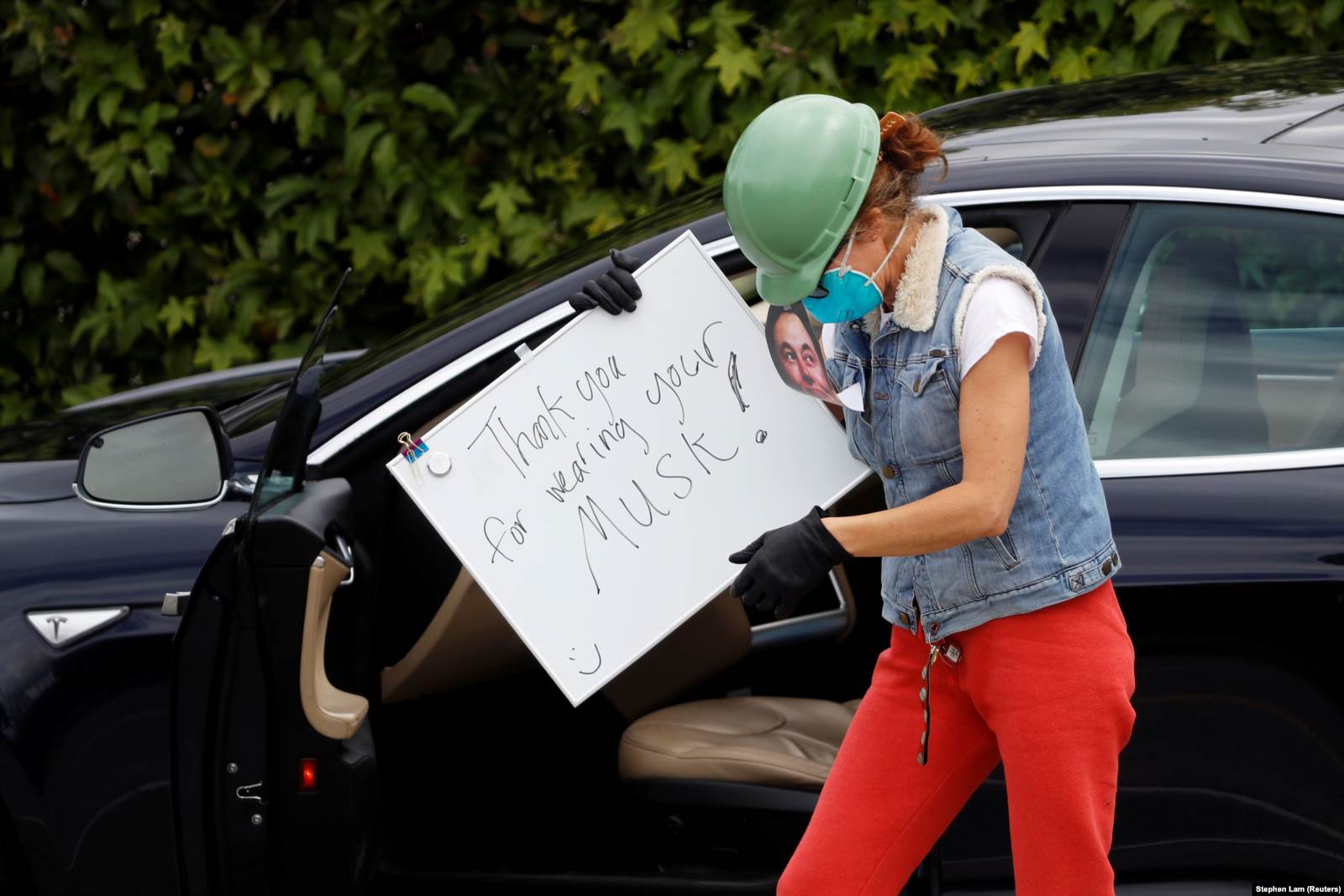 Demonstratorica ispred Tesline fabrike nakon što je izvršni direktor Ilon Mask najavio da će uprskos zabrani lokalnih vlasti zbog pandemije, ipak otvoriti pogon u Fremontu. 12. maj 2020.