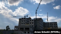 Gradnja Bolnice "Sveti apostol Luka" je u drugoj fazi, a kompletna gradnja sa opremanjem je povjerena kompaniji China Sinopharm International Corporation.